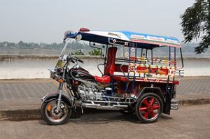 www.destinationfeed.com_Tuk-tuk_in_Nong_Khai_01